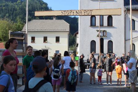 Oratorij Šmartno v Tuhinju 200 pohodnikov na poti (2)